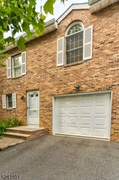 7 Jaime Ct, Morris Plains, NJ 07950