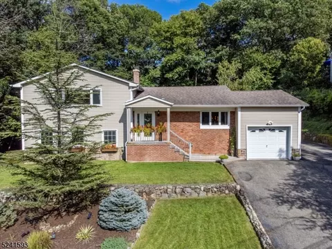 3 Harrison Rd, Kinnelon, NJ 07405