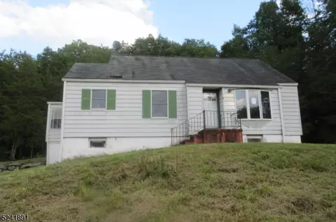 51 Sunset Lake Rd, Hardwick Twp, NJ 07825