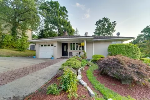 422 Oak St, Ridgefield, NJ 07657