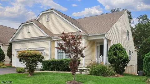 112 Stone Manor Dr, Franklin Twp, NJ 08873