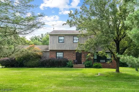 2 Hilltop Ln, East Franklin, NJ 08873
