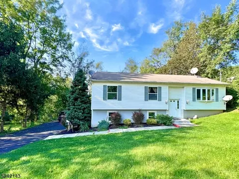 53 Oak St, Hamburg, NJ 07419