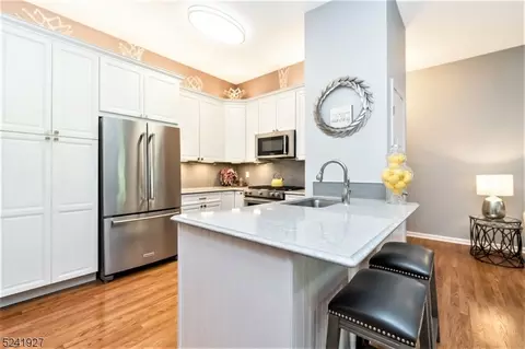 632 Honeybrook Cir, Stewartsville, NJ 08886