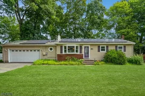 13 Hopi Trl, Jefferson, NJ 07438