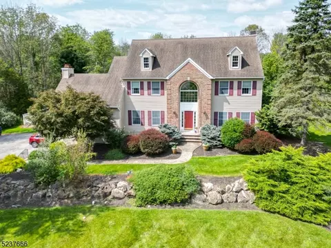 10 Misty Ln, Green Twp, NJ 07821