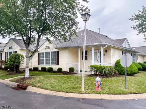 193 Tanager Dr, Monroe Township, NJ 08831