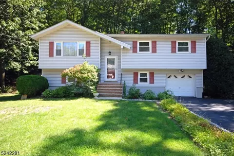 15 Fountain Dr, Ringwood, NJ 07456