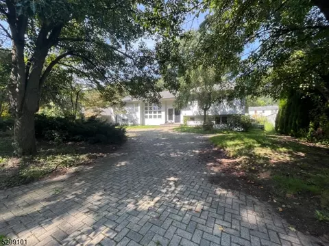 5 Valencia Isle Dr, Jefferson, NJ 07849