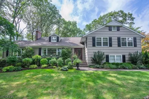 5 Old Farm Rd, Caldwell, NJ 07006