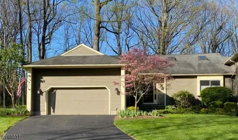 25 Hunters Cir, Lebanon, NJ 08833