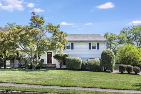 8 Page Pl, Livingston, NJ 07039