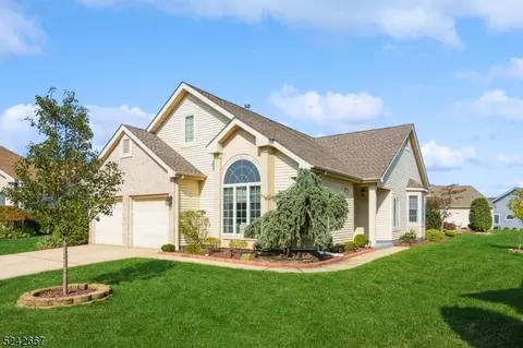 4 Stiring Cir, Monroe Township, NJ 08831