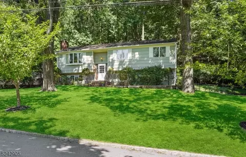 9 Lindabury Ln, Morris Plains, NJ 07950