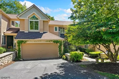 31 Sugar Maple Ln, Hamburg, NJ 07419