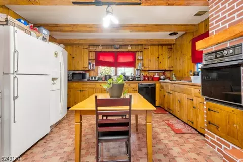 58 Main St, Clinton, NJ 08809