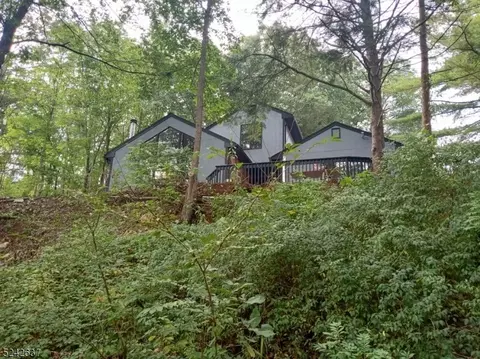 9 Village Pl, Jefferson, NJ 07438