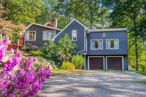 322 W Lakeshore Dr, Vernon Twp, NJ 07422