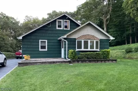 23 Mountain Rd, Roxbury Twp, NJ 07852