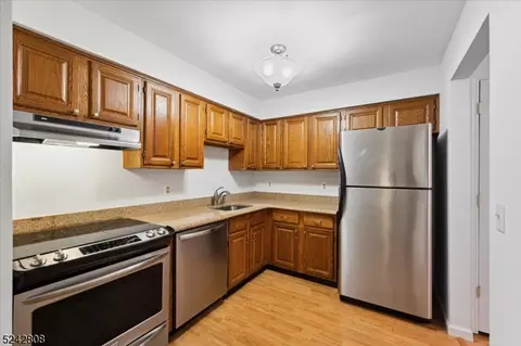 93 Smithfield Ct, Basking Ridge, NJ 07920