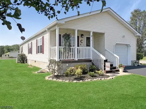 2 Caroline Dr, Belvidere, NJ 07823