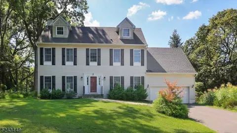 8 Wyckoff St, Gladstone, NJ 07934