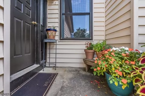 126 Locust Ct, Flemington, NJ 08822
