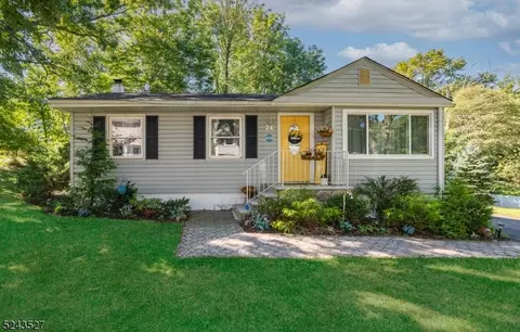 24 Carteret Rd, Hopatcong, NJ 07843