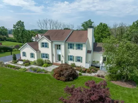 3 Sunflower Ln, Raritan Twp, NJ 08551