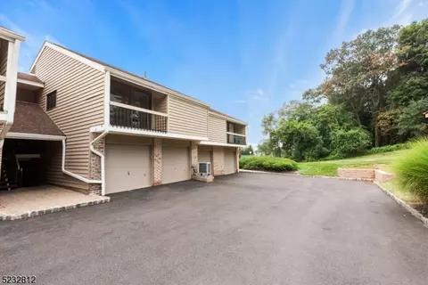 14 Evergreen Dr, Clinton, NJ 08809