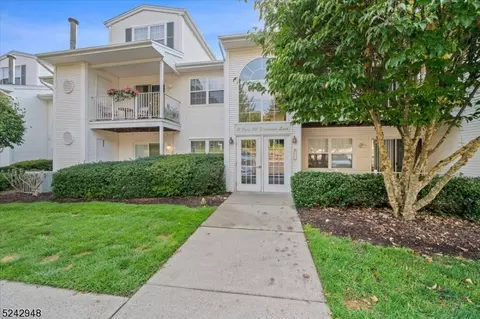 13 Crestview Ln, Mount Arlington, NJ 07856