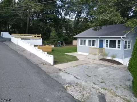 33 Tufts Trl, Hopatcong, NJ 07843