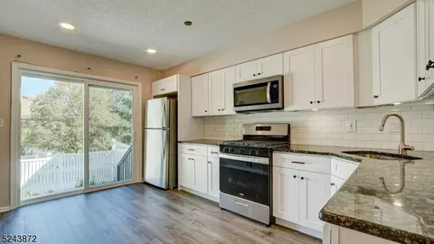 10 Cameo Ct, Franklin Park, NJ 08823