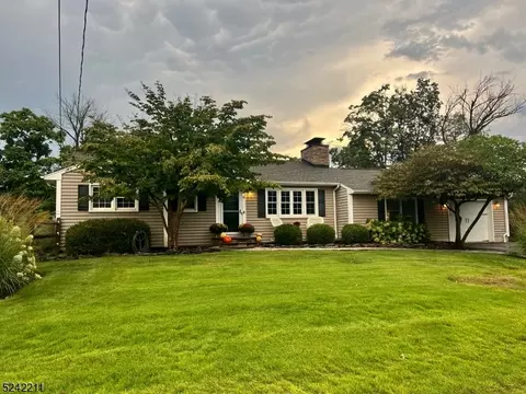 6 Maple Ter, Millstone, NJ 08844