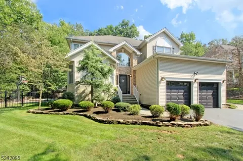 1 Lafayette Dr, Cedar Grove, NJ 07009