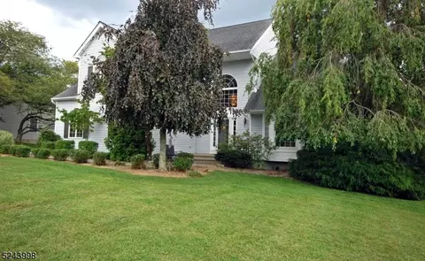 4 Hill Hollow Ct, Clinton, NJ 08809