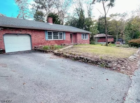 11 Greentree Rd, Stockholm, NJ 07460