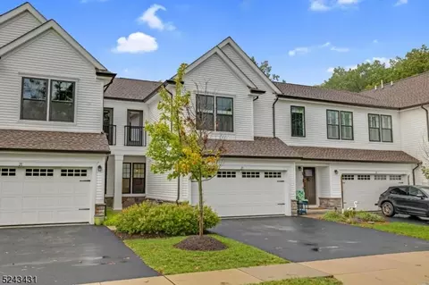 23 Bellflower Ct, Hackettstown, NJ 07840