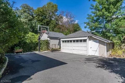 29 Laurel Pl, Montclair, NJ 07043 photo 3