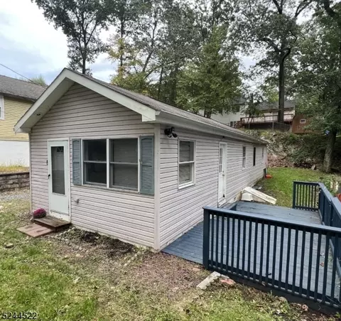 25 Bucknell Trl, Hopatcong, NJ 07843