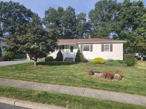 30 Summit Rd, Jefferson, NJ 07438