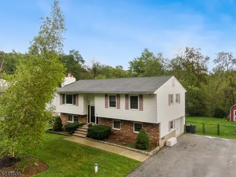 58 Cedar Tree Dr, Vernon Twp, NJ 07422