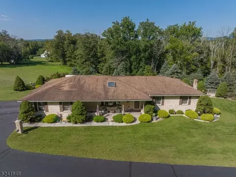 61 Grayrock Rd, Clinton, NJ 08809