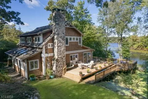 261 Lakeview Dr, Newton, NJ 07860