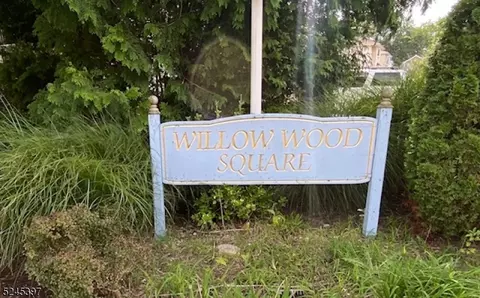 16 Willow Wood Sq, East Rutherford, NJ 07073