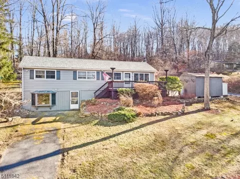16 Glenn Ave, Glen Gardner, NJ 08826