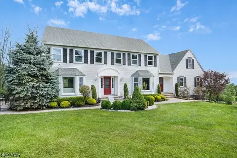 8 Braintree Ct, Flemington, NJ 08822