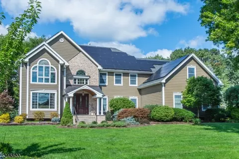 8 Kings Ridge Rd, Randolph, NJ 07869