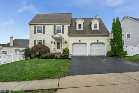 9 Byron Dr, Phillipsburg, NJ 08865