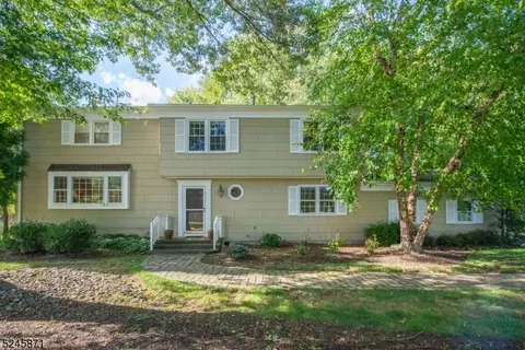 5 Bayberry Ln, Randolph, NJ 07869